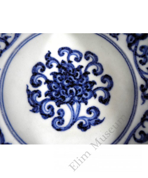 1476 A Ming B&W scrolling-Lotus plate(2)